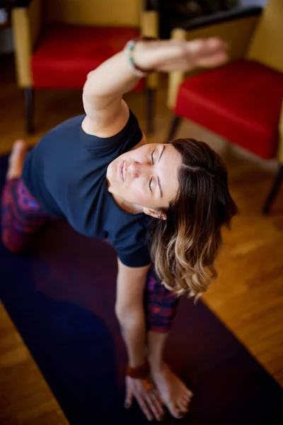 Flexibilní Žena Sedí Podložce Cvičí Jógu — Stock fotografie