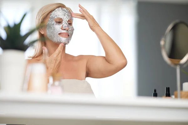 Senior Woman Putting Beauty Face Mask Her Face While Sitting — Stock Photo, Image