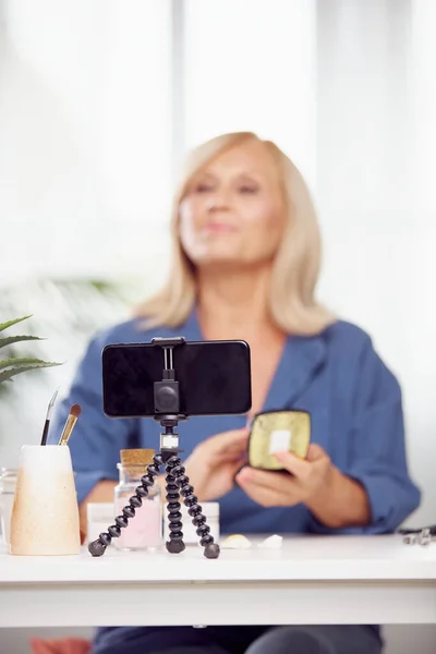 Starszy Vlogger Siedzi Domu Mówi Nowych Produktach Kosmetycznych Koncentracja Pierwszym — Zdjęcie stockowe