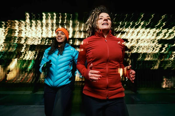 Дві Нічні Жінки Біжать Відкритому Повітрі Спортсменки Гонки Міському Екстер — стокове фото