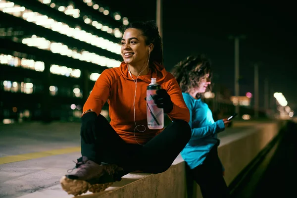 Geceleri Gülümseyen Zinde Bir Sporcu Kadın Dışarıda Oturuyor Rahatlıyor Içecek — Stok fotoğraf