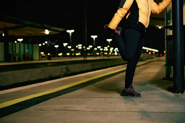 Una Deportista Calentándose Para Una Carrera Nocturna Estación Tren —  Fotos de Stock