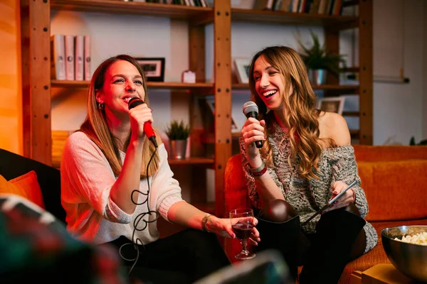 Talentierte Mädchen Mit Schönen Stimmen Sitzen Hause Und Singen Beim — Stockfoto