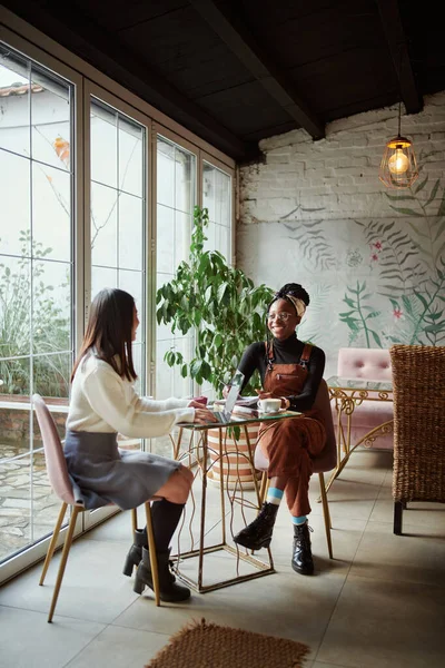 Zwei Multikulturelle Studentinnen Sitzen Einem Café Und Studieren Für Eine — Stockfoto