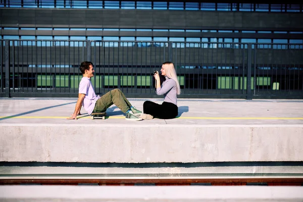 Una Feliz Pareja Adolescentes Está Sentada Estación Tren Tomando Fotos —  Fotos de Stock