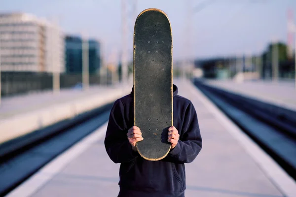 Ein Teenager Steht Bahnhof Und Hält Ein Skateboard Der Hand — Stockfoto