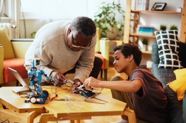 Robotlarla ilgilenen bir torun ve büyükbaba evde eğitim amaçlı bir robot yapıyor..