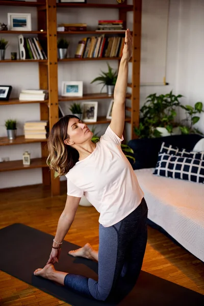 Una Mujer Yogui Practicando Yoga Casa — Foto de Stock