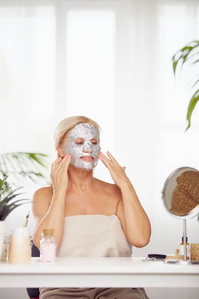 Mujer Mayor Poniendo Máscara Belleza Facial Cuidando Piel —  Fotos de Stock