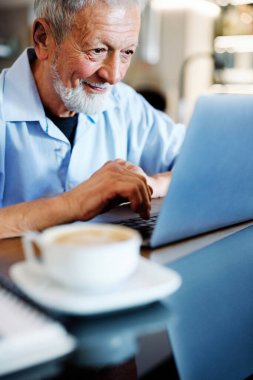 Yeniden eğitim programındaki son sınıf öğrencisi evde oturup ödev yazıyor..
