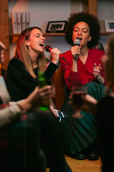 Πολυπολιτισμική Ομάδα Φίλων Που Τραγουδούν Στο Μικρόφωνο Και Έχουν Βραδιά — Φωτογραφία Αρχείου