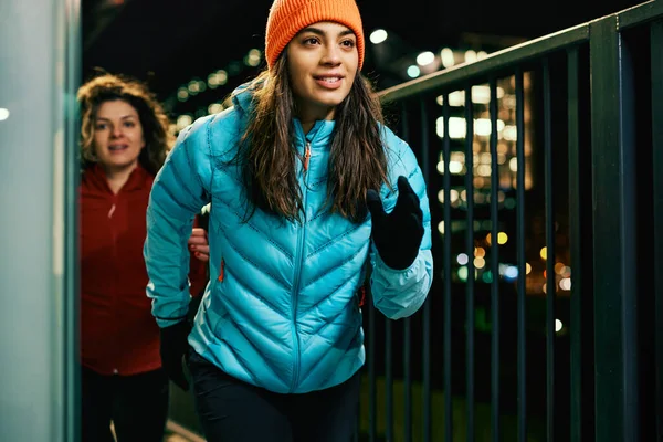 Arkadaş Gece Dışarıda Koşuyor Egzersiz Yapıyor — Stok fotoğraf