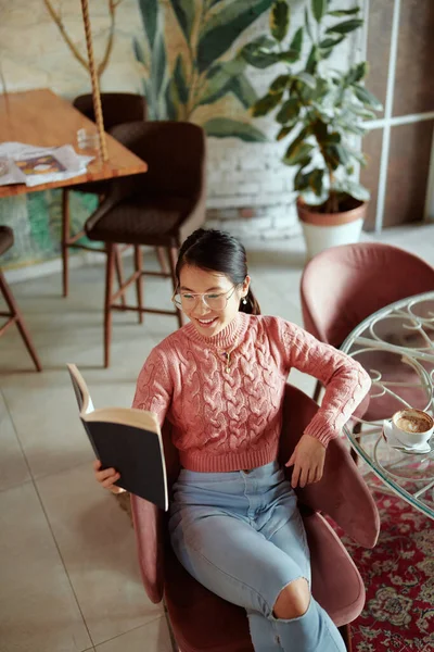Una Chica Asiática Relajada Sienta Una Cafetería Lee Libro —  Fotos de Stock