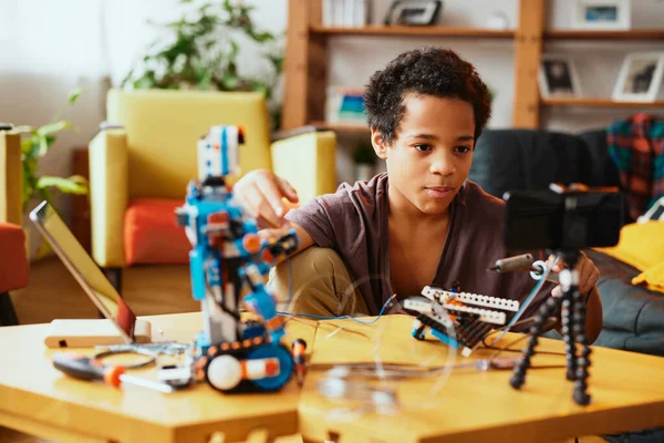 教育を受けた少年が自分自身をVlogに記録し ロボットを作る 電子工学と人工知能の教育 — ストック写真