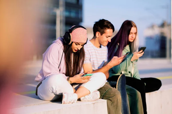 Tres Amigos Adolescentes Están Sentados Exterior Urbano Colgando Sus Teléfonos — Foto de Stock