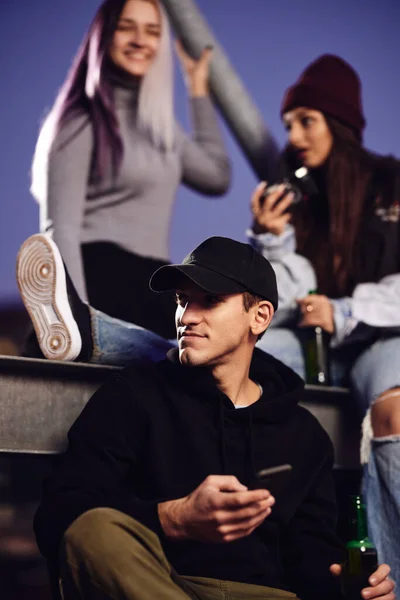 Patinador Adolescente Está Sentado Con Sus Amigos Aire Libre Bebiendo — Foto de Stock