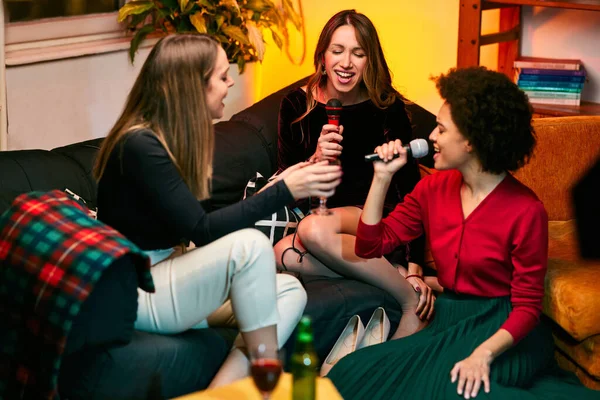 Multikulturelle Gruppe Von Freunden Singt Mikrofon Und Hat Eine Karaoke — Stockfoto