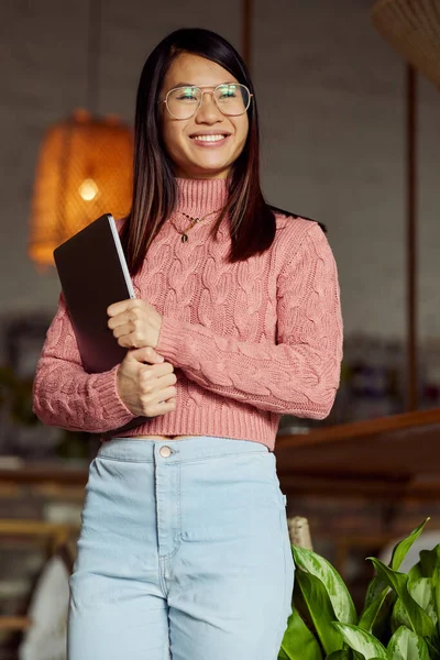 Dumna Studentka Stojąca Kawiarni Laptopem Rękach Przygotowująca Się Nauki — Zdjęcie stockowe