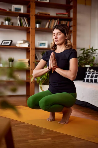 Mujer Forma Agachada Esterilla Yoga Casa Meditando — Foto de Stock