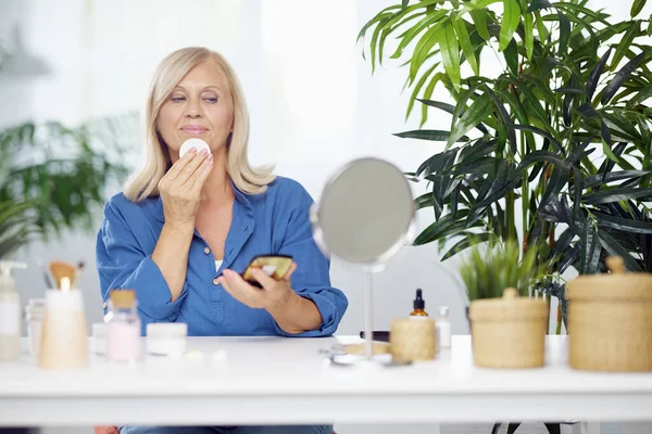 Une Belle Femme Blonde Âgée Est Assise Maison Fait Routine — Photo