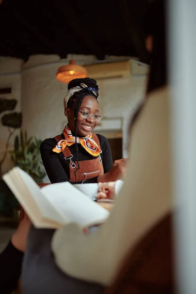 Szczęśliwa Afrykańska Studentka Siedzi Kawiarni Kolegą Uczy Się — Zdjęcie stockowe