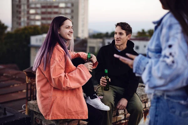 친구들 옥상에 차가운 맥주를 마시고 있습니다 — 스톡 사진