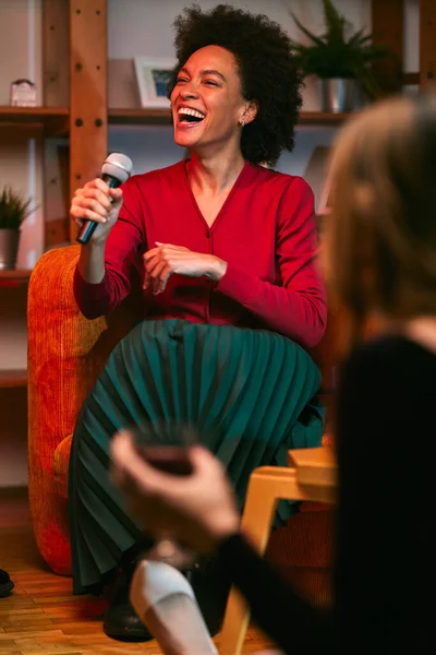 Una Donna Africana Seduta Casa Che Canta Una Serata Karaoke — Foto Stock