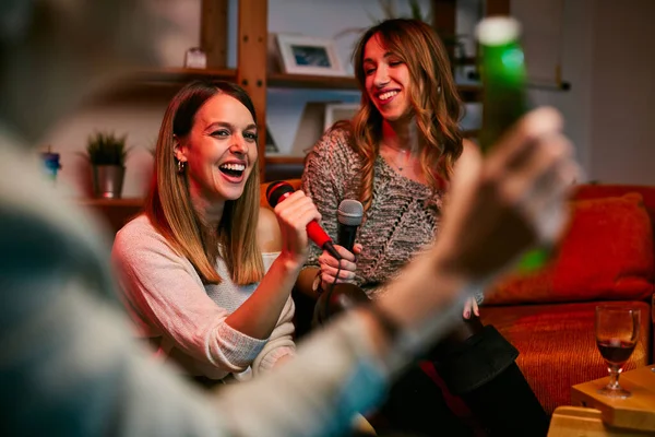 Κορίτσια Κάθονται Σπίτι Πίνουν Και Τραγουδούν Ντουέτο Στη Βραδιά Καραόκε — Φωτογραφία Αρχείου