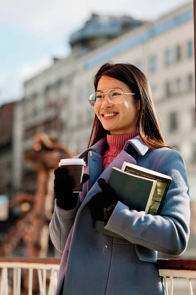 Retrato Uma Menina Asiática Feliz Detém Livros Café Takeaway Fora — Fotografia de Stock