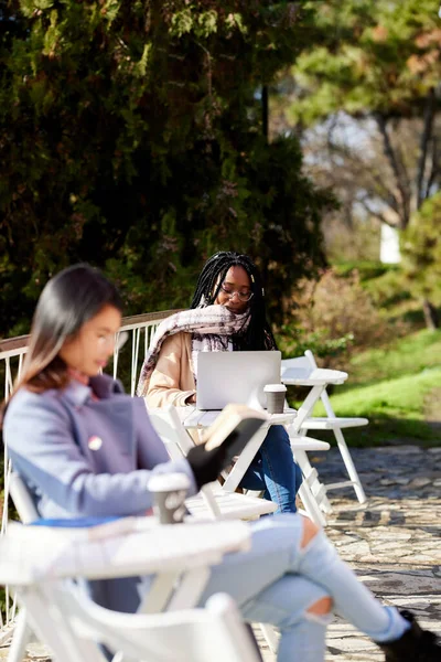 Młode Kobiety Siedzą Kawiarni Spędzają Wolny Czas Pracując Czytając — Zdjęcie stockowe