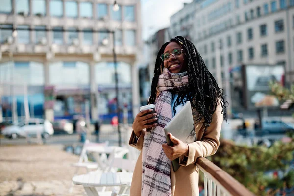 Una Felice Imprenditrice Africana Sta Fuori Con Computer Portatile Mano — Foto Stock