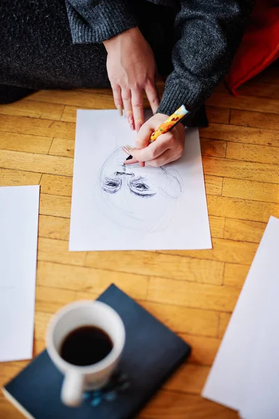 Ręce Dziewczyny Rysują Portret Papierze — Zdjęcie stockowe