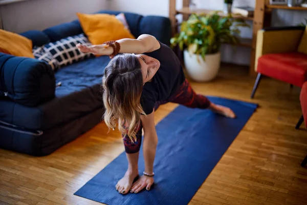 Eine Flexible Yogi Frau Praktiziert Yoga Hause — Stockfoto