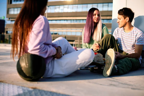 Adolescente Escapando Escuela Divirtiéndose Ciudad —  Fotos de Stock