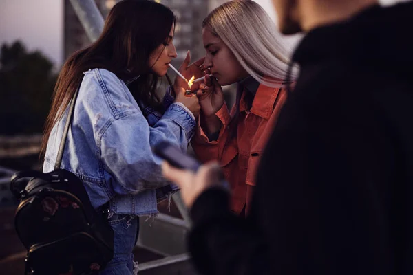 Uma Adolescente Problemática Escondendo Fumando Cigarros — Fotografia de Stock