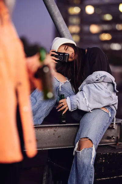 Девушка Подросток Фотографирует Свою Подругу Вечеринке Крыше — стоковое фото