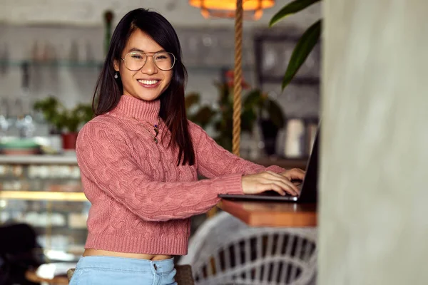 Una Estudiante Asiática Feliz Escribiendo Portátil Sonríe Cámara — Foto de Stock