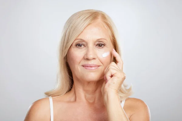 Attractive Blond Senior Woman Putting Age Creme Beauty Photography — Stock Photo, Image