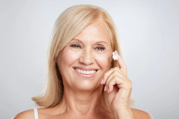 Uma Mulher Idosa Loira Atraente Colocando Creme Idade Fotografia Beleza — Fotografia de Stock