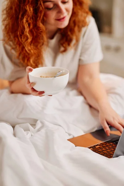 Kızıl Saçlı Bir Kız Yatakta Kahvaltı Yapıyor Kızıl Bir Kız — Stok fotoğraf