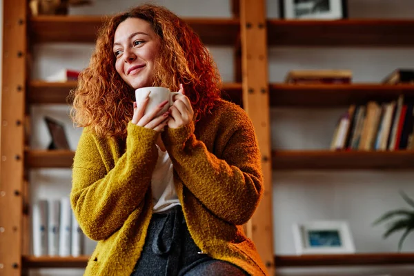 Retrato Una Chica Pelirroja Sostiene Una Taza Con Café Mañana —  Fotos de Stock