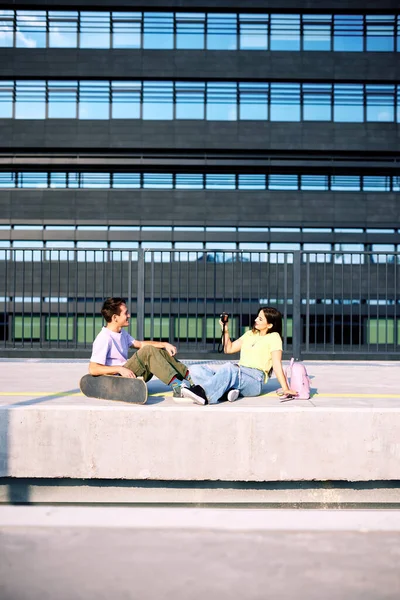 Ein Urbanes Teenager Paar Sitzt Einem Bahnhof Und Fotografiert — Stockfoto