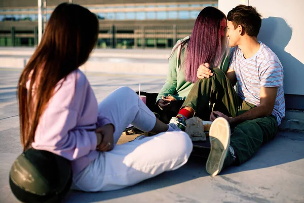 Gli Adolescenti Flirtare Rilassarsi Dopo Scuola Alla Stazione Ferroviaria — Foto Stock