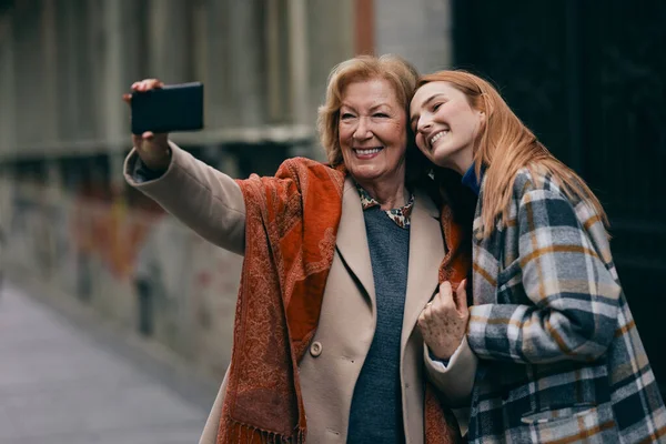 Babcia Zrobiła Sobie Selfie Wnuczką Seniorzy Korzystający Technologii — Zdjęcie stockowe