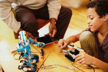 Bir büyükbaba ve torunu evde bir robot yapıyorlar..