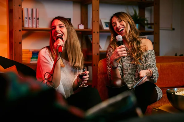 Chicas Divirtiéndose Noche Karaoke Casa — Foto de Stock