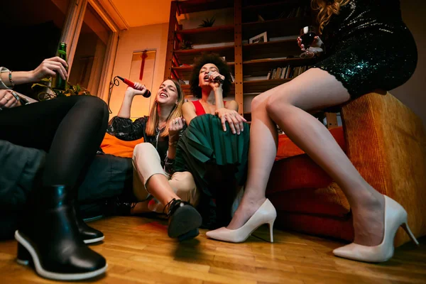 Amigos Multirraciales Teniendo Una Noche Karaoke Casa —  Fotos de Stock