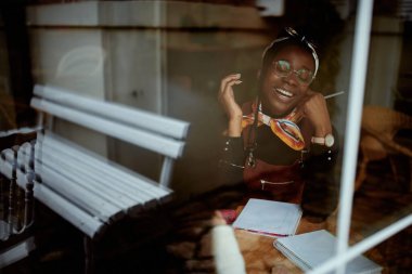 Zeki bir Afrikalı kız, iş arkadaşıyla bir kafede çalışıyor..