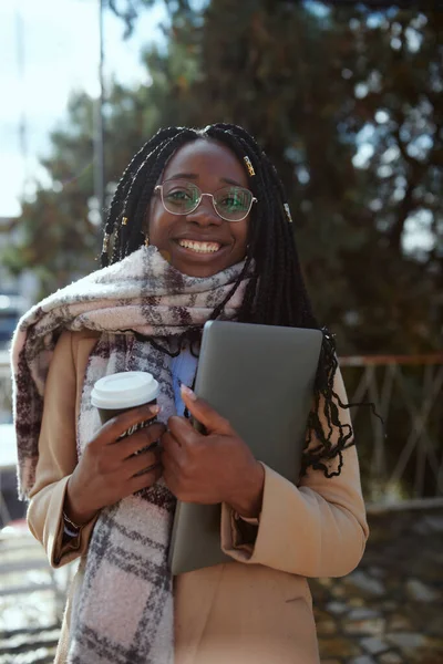 Una Felice Imprenditrice Africana Sta Fuori Con Computer Portatile Mano — Foto Stock