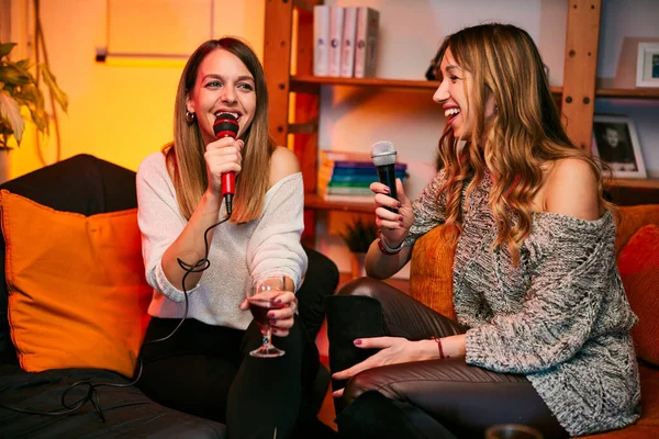 Mädchen Haben Spaß Bei Karaoke Nacht Hause — Stockfoto